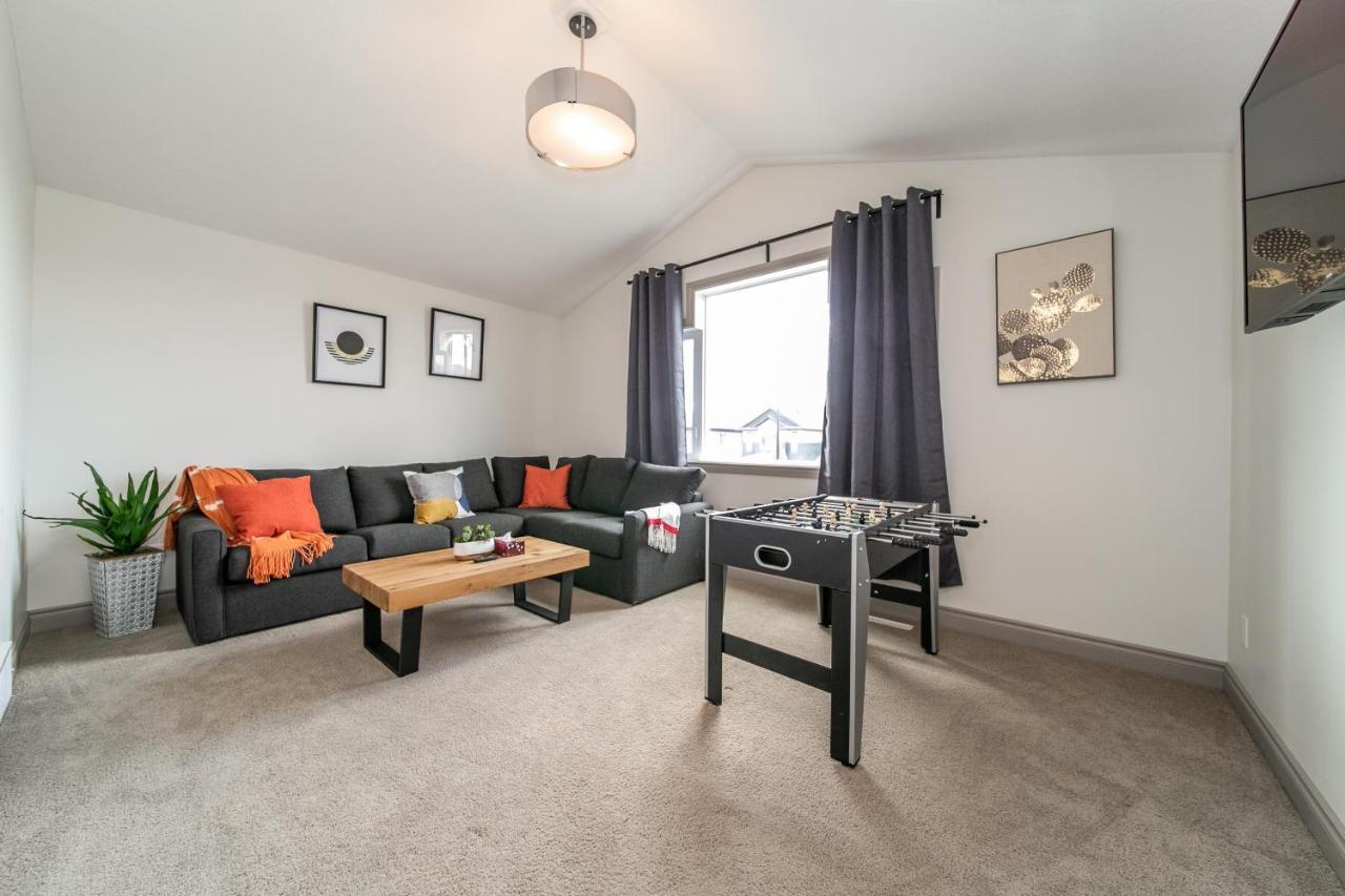 Lakeview Luxury Home - Double Garage Parking - Foosball Table - King Beds - Fast Wi-Fi -Free Netflix Edmonton Extérieur photo