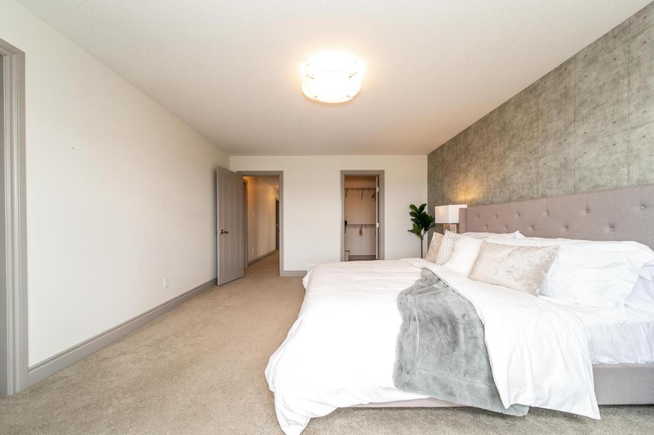 Lakeview Luxury Home - Double Garage Parking - Foosball Table - King Beds - Fast Wi-Fi -Free Netflix Edmonton Extérieur photo