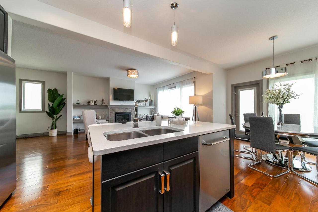 Lakeview Luxury Home - Double Garage Parking - Foosball Table - King Beds - Fast Wi-Fi -Free Netflix Edmonton Extérieur photo